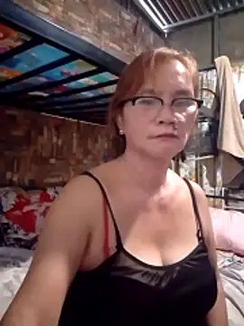 Snapshot of SexyHottMom chatting on May 6, 12:41 am SexyHottMom online show from May 6, 12:41 am