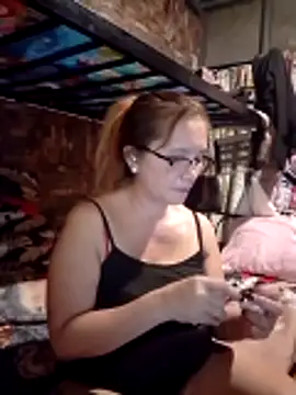 Snapshot of SexyHottMom chatting on June 12, 9:08 am SexyHottMom online show from June 12, 9:08 am