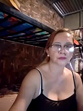 Snapshot of SexyHottMom chatting on June 22, 6:43 am SexyHottMom online show from June 22, 6:43 am