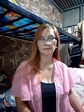 Snapshot of SexyHottMom chatting on June 28, 8:04 pm SexyHottMom online show from June 28, 8:04 pm