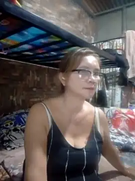 Snapshot of SexyHottMom chatting on July 11, 6:27 am SexyHottMom online show from July 11, 6:27 am