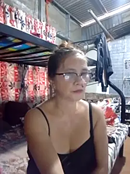 Snapshot of SexyHottMom chatting on July 24, 3:04 am SexyHottMom online show from July 24, 3:04 am