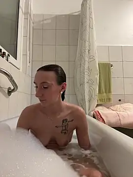 Snapshot of Emilia_Mausi chatting on December 14, 7:51 pm Emilia Mausi online show from December 14, 7:51 pm