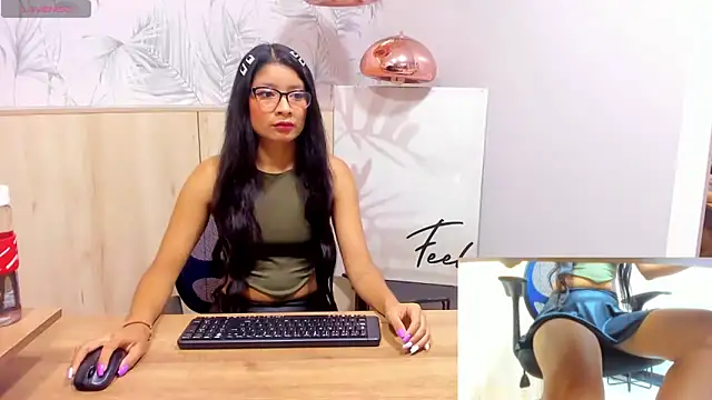 Snapshot of MelanyWayne_ chatting on November 13, 7:13 pm MelanyWayne online show from November 13, 7:13 pm