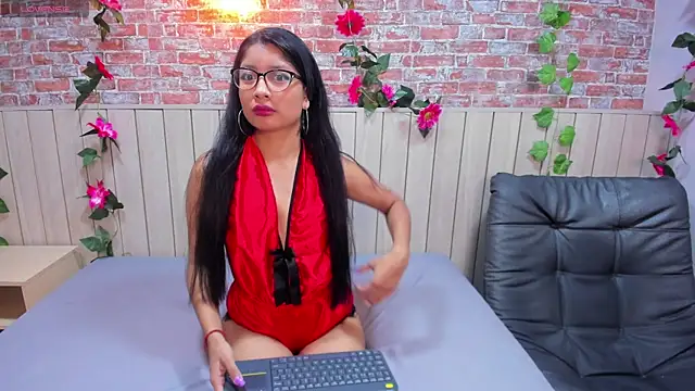 Snapshot of MelanyWayne_ chatting on December 2, 6:36 pm MelanyWayne online show from December 2, 6:36 pm