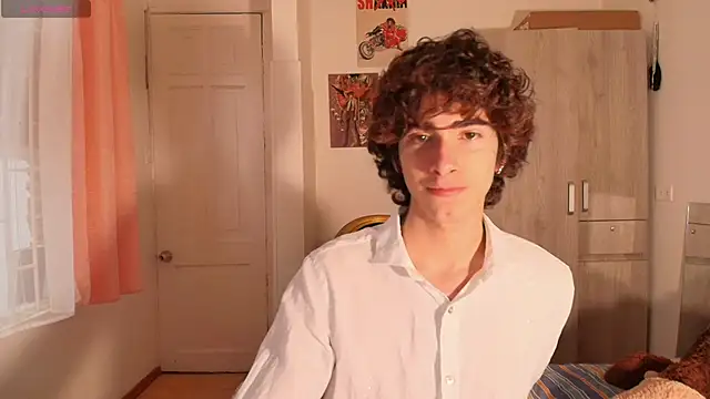 Nude Boy18 online show from November 23, 9:25 pm