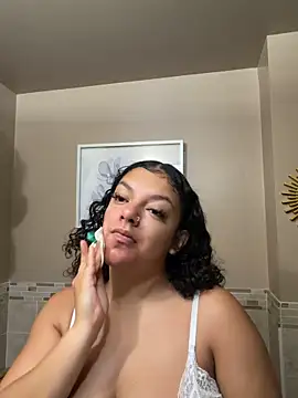 Snapshot of allybluee777 chatting on February 4, 12:33 pm allybluee777 online show from February 4, 12:33 pm