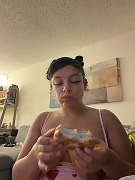 Snapshot of allybluee777 chatting on February 8, 12:25 am allybluee777 online show from February 8, 12:25 am