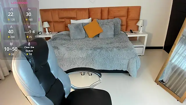 Snapshot of Catti_Brie chatting on October 8, 11:41 am Catti Brie online show from October 8, 11:41 am