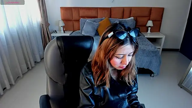 Snapshot of Catti_Brie chatting on October 23, 11:42 am Catti Brie online show from October 23, 11:42 am