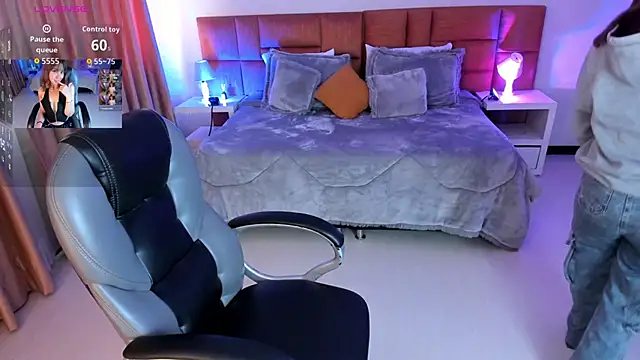 Snapshot of Catti_Brie chatting on November 9, 11:19 am Catti Brie online show from November 9, 11:19 am