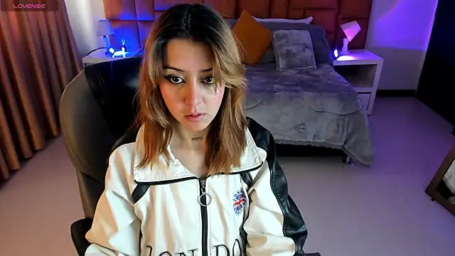 Snapshot of Catti_Brie chatting on November 10, 11:53 am Catti Brie online show from November 10, 11:53 am