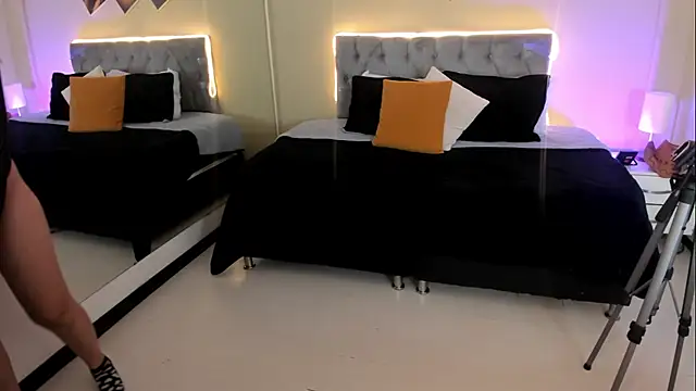 Snapshot of Catti_Brie chatting on November 26, 12:28 pm Catti Brie online show from November 26, 12:28 pm