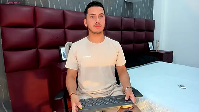 Snapshot of Axel_grey_ chatting on September 12, 1:33 pm Axel grey online show from September 12, 1:33 pm