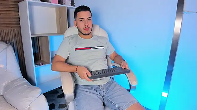 Snapshot of Axel_grey_ chatting on September 23, 12:30 pm Axel grey online show from September 23, 12:30 pm