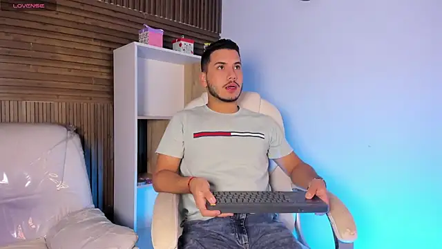 Snapshot of Axel_grey_ chatting on October 1, 12:22 pm Axel grey online show from October 1, 12:22 pm