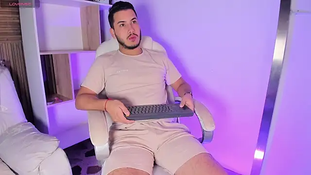 Snapshot of Axel_grey_ chatting on October 13, 12:49 pm Axel grey online show from October 13, 12:49 pm