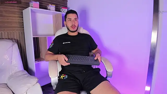 Snapshot of Axel_grey_ chatting on October 14, 12:28 pm Axel grey online show from October 14, 12:28 pm