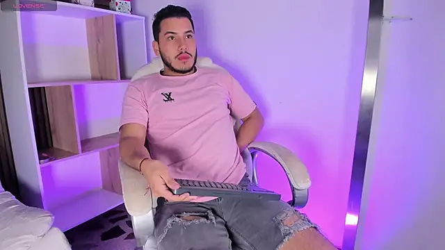Snapshot of Axel_grey_ chatting on October 15, 12:27 pm Axel grey online show from October 15, 12:27 pm