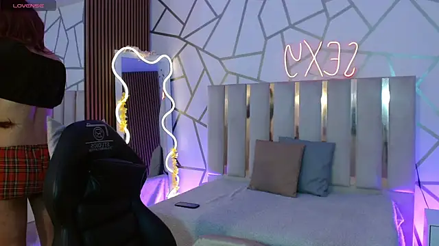 Snapshot of CYRUS_TAY chatting on December 17, 12:11 pm CYRUS TAY online show from December 17, 12:11 pm