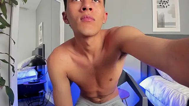 Tylerffoxx online show from October 11, 8:29 pm