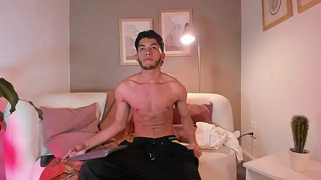 Snapshot of Tylerffoxx chatting on May 8, 9:31 pm Tylerffoxx online show from May 8, 9:31 pm