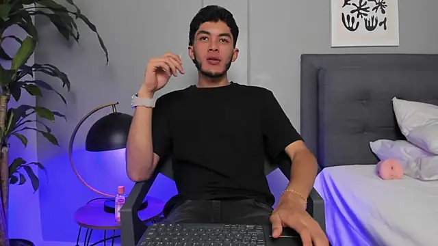 Snapshot of Tylerffoxx chatting on May 31, 8:43 pm Tylerffoxx online show from May 31, 8:43 pm
