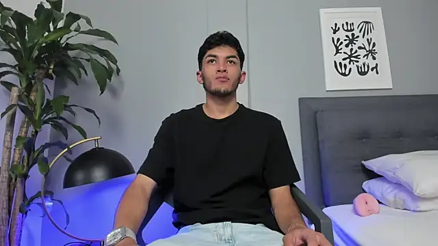 Snapshot of Tylerffoxx chatting on June 10, 8:30 pm Tylerffoxx online show from June 10, 8:30 pm