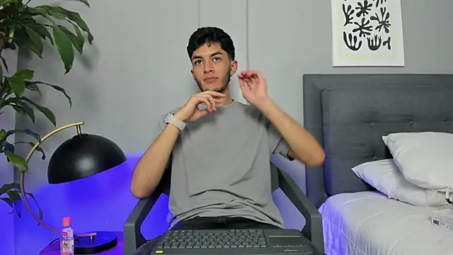 Snapshot of Tylerffoxx chatting on June 16, 9:17 pm Tylerffoxx online show from June 16, 9:17 pm