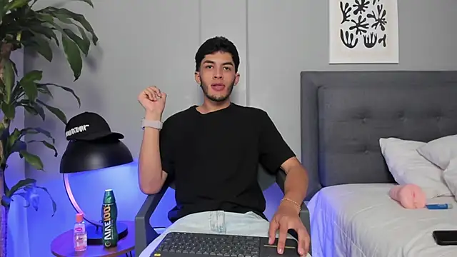 Snapshot of Tylerffoxx chatting on June 18, 9:41 pm Tylerffoxx online show from June 18, 9:41 pm