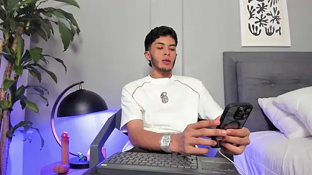Snapshot of Tylerffoxx chatting on June 26, 11:09 pm Tylerffoxx online show from June 26, 11:09 pm