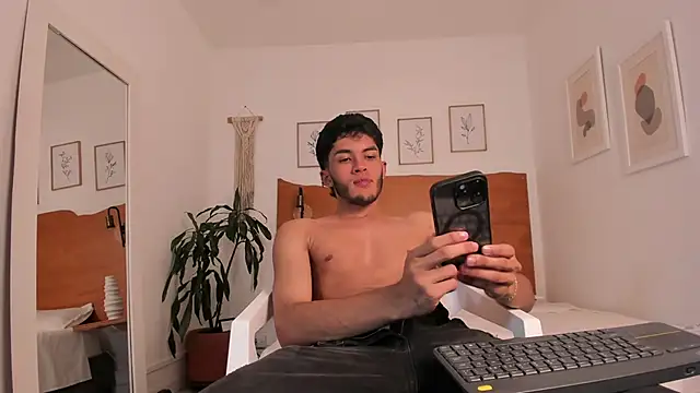 Snapshot of Tylerffoxx chatting on June 27, 1:39 pm Tylerffoxx online show from June 27, 1:39 pm