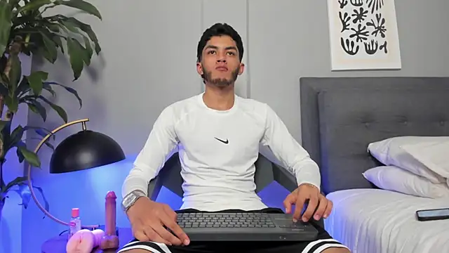 Snapshot of Tylerffoxx chatting on July 8, 10:58 pm Tylerffoxx online show from July 8, 10:58 pm