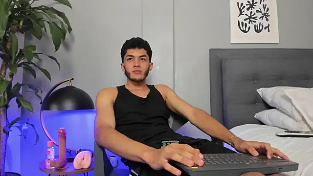 Snapshot of Tylerffoxx chatting on July 11, 8:22 pm Tylerffoxx online show from July 11, 8:22 pm