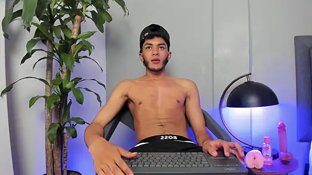 Snapshot of Tylerffoxx chatting on July 18, 11:41 pm Tylerffoxx online show from July 18, 11:41 pm