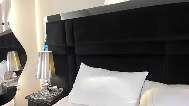 Snapshot of CarolineLee_ chatting on August 4, 10:45 pm CarolineLee online show from August 4, 10:45 pm