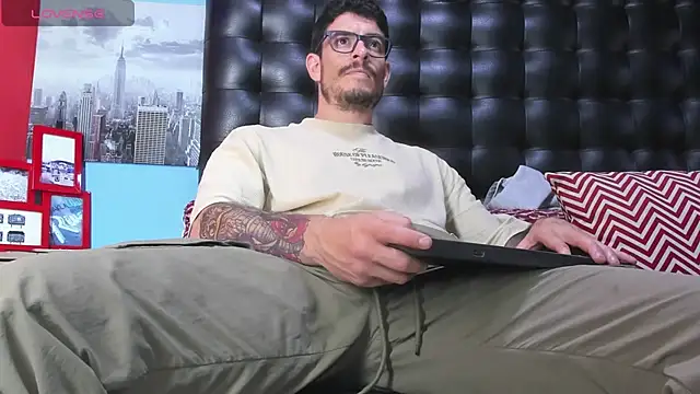 Snapshot of damian_bull chatting on May 3, 2:34 pm damian bull online show from May 3, 2:34 pm