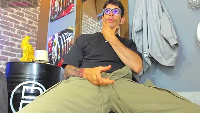Snapshot of damian_bull chatting on May 13, 1:08 pm damian bull online show from May 13, 1:08 pm