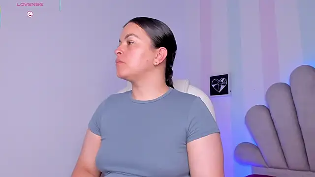 Ariah Walker  online show from October 28, 4:05 am