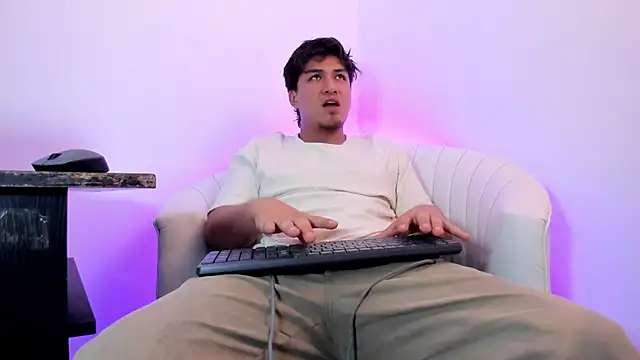 Snapshot of juanmechanic_ chatting on July 1, 9:36 pm juanmechanic online show from July 1, 9:36 pm
