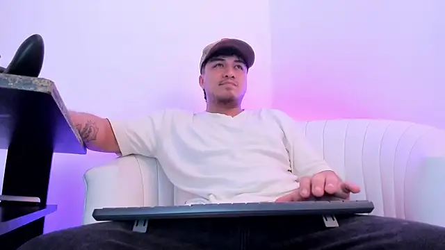 Snapshot of juanmechanic_ chatting on July 11, 10:00 pm juanmechanic online show from July 11, 10:00 pm