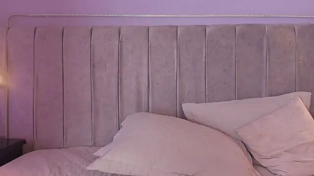 Snapshot of Larra_Scott_ chatting on September 28, 8:09 am Larra Scott online show from September 28, 8:09 am
