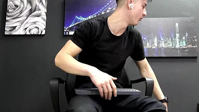 Snapshot of SirReed chatting on December 17, 9:59 am SirReed online show from December 17, 9:59 am