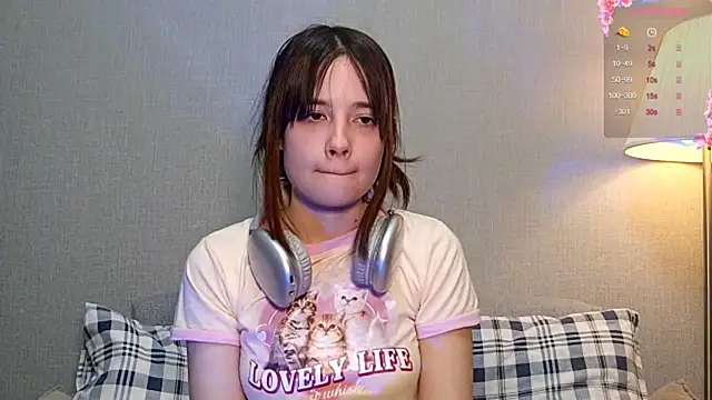 Honeey Beee online show from December 15, 4:33 pm