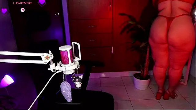 Snapshot of tinamqueen1 chatting on March 16, 9:35 am tinamqueen1 online show from March 16, 9:35 am