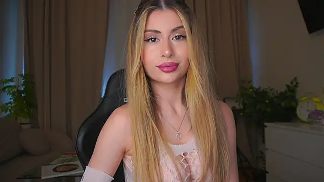 Snapshot of GeorginaHarn chatting on May 22, 8:10 am GeorginaHarn online show from May 22, 8:10 am