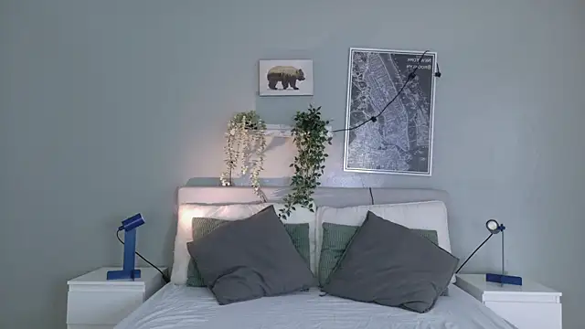 Nickifox   online show from December 16, 7:30 pm