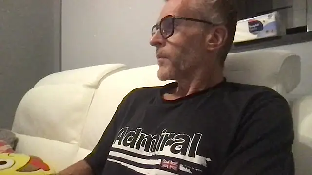 Axl hot online show from September 11, 7:58 pm