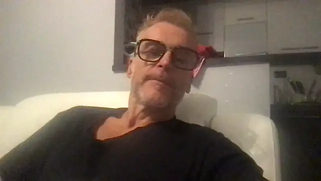 Axl hot online show from September 22, 7:16 pm