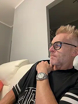 Axl hot online show from September 26, 7:51 pm